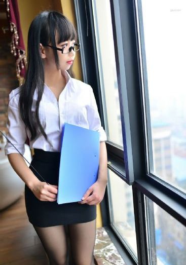 年轻的女教师在线